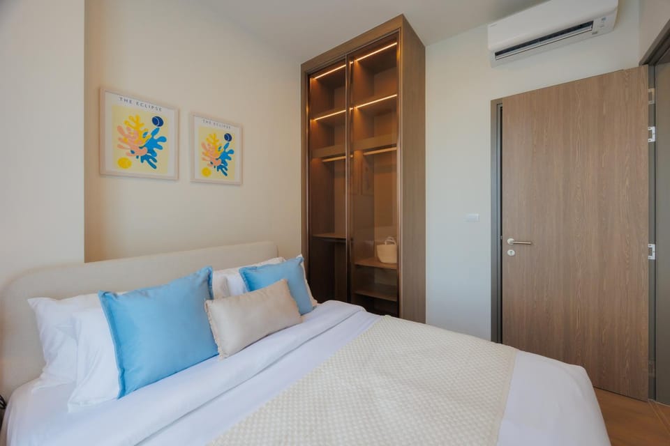 Bed, Bedroom, wardrobe, air conditioner