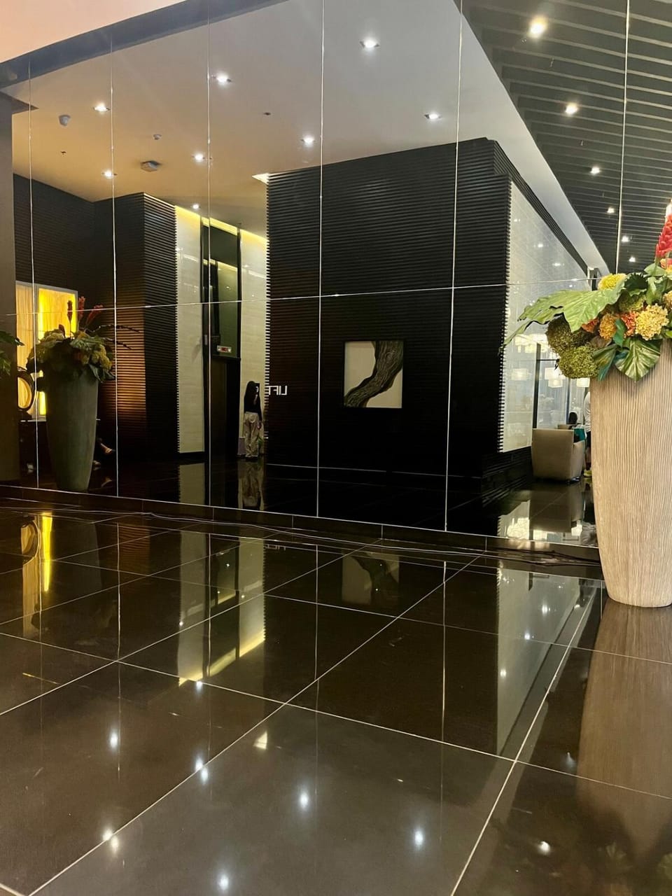 Luxury Stay in Ayala Makati, Air Residences with Balcony Apartment in Makati
