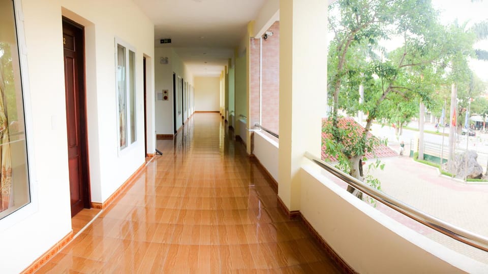 Hoa Binh Hotel Quang Binh Hotel in Laos