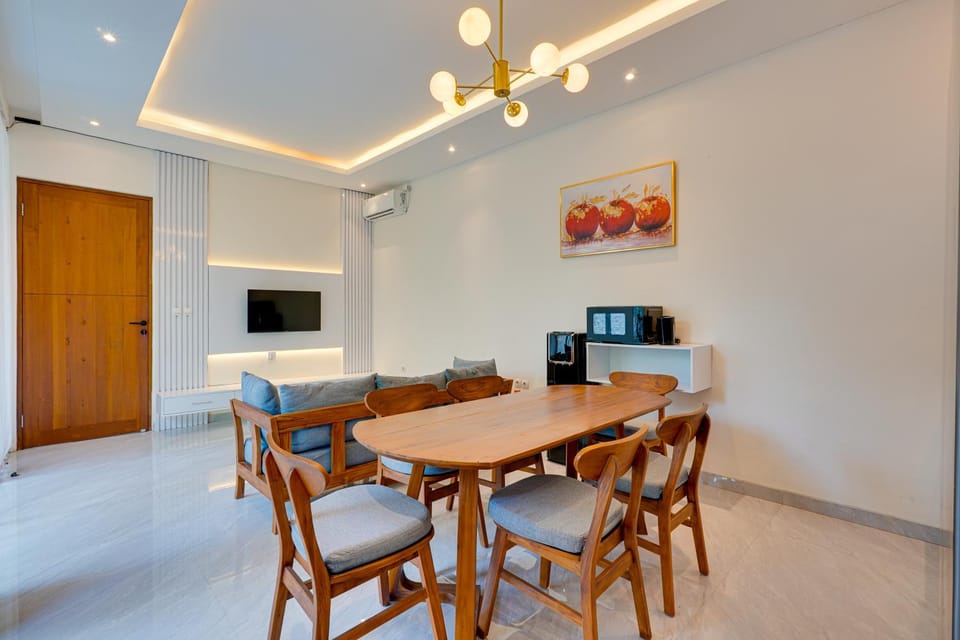 Kitchen or kitchenette, Dining area