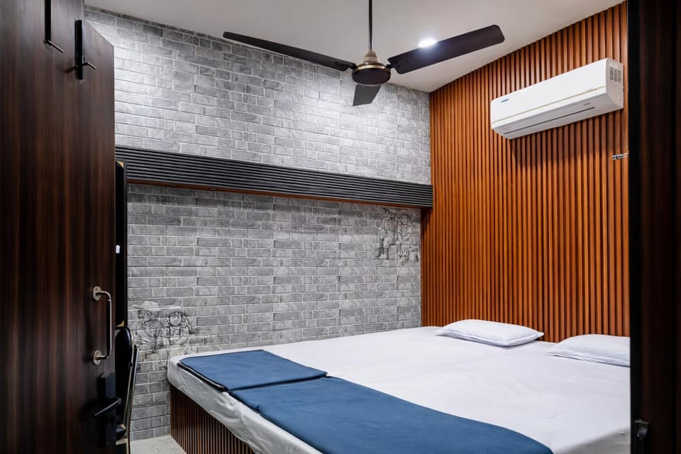 Bed, Photo of the whole room, Bedroom, wardrobe, air conditioner