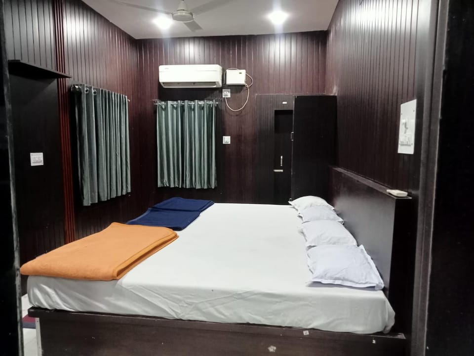 Bed, Photo of the whole room, Bedroom, air conditioner