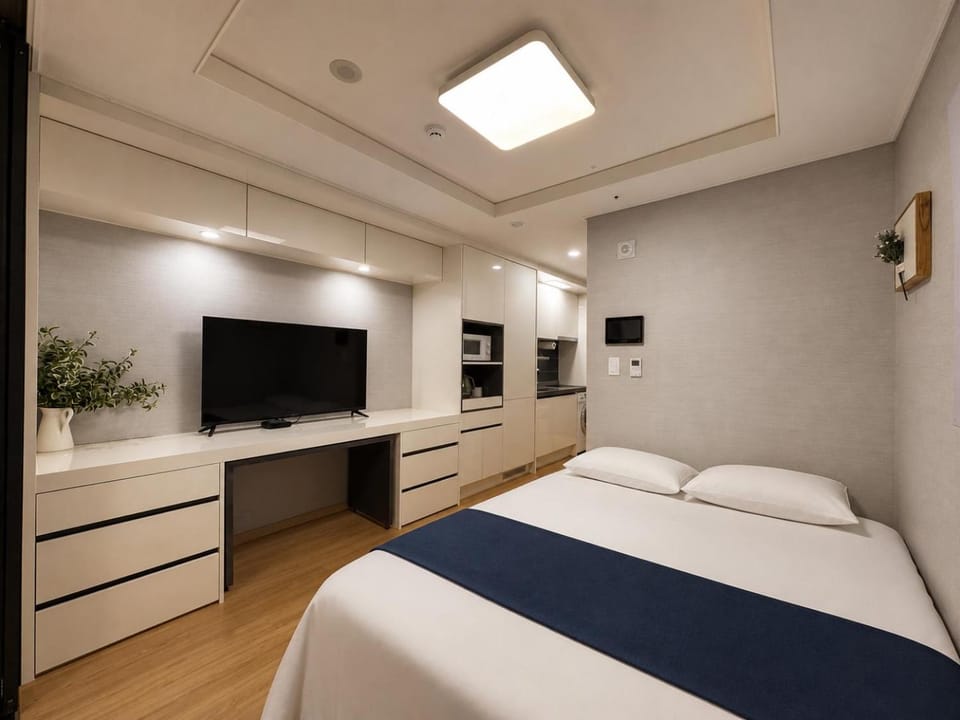 Bed, TV and multimedia, Bedroom