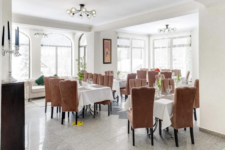Restaurant/places to eat, Living room, Banquet/Function facilities, Seating area