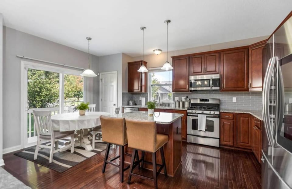 Modern 4BR Columbus Home Near Airport House in Northeast Columbus