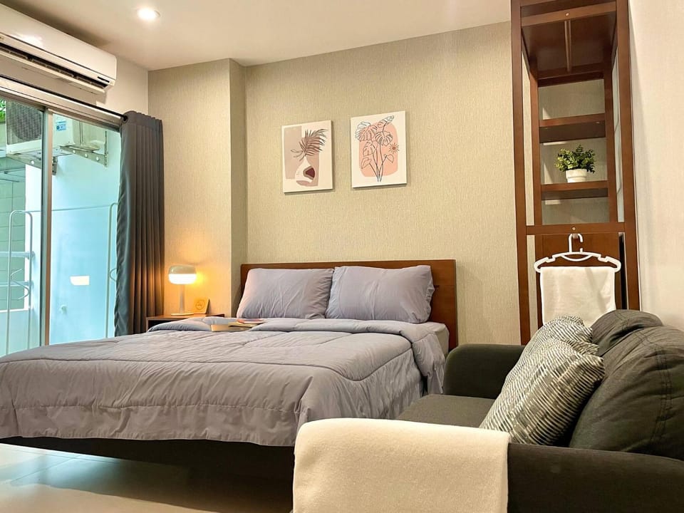 Bed, Seating area, Bedroom