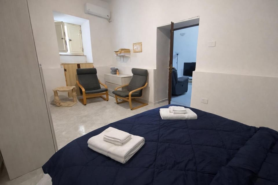 Bed, Living room, Photo of the whole room, Seating area, Bedroom, towels, air conditioner
