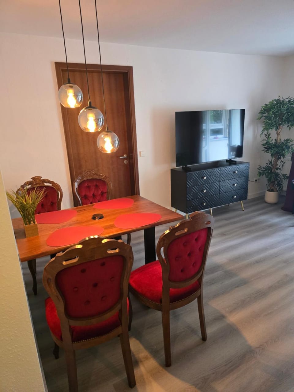 TV and multimedia, Living room, Seating area, Dining area