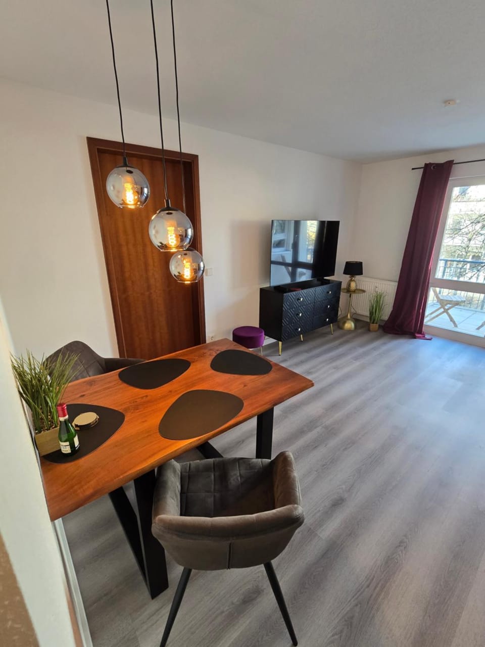 TV and multimedia, Living room, Photo of the whole room, Seating area, Dining area