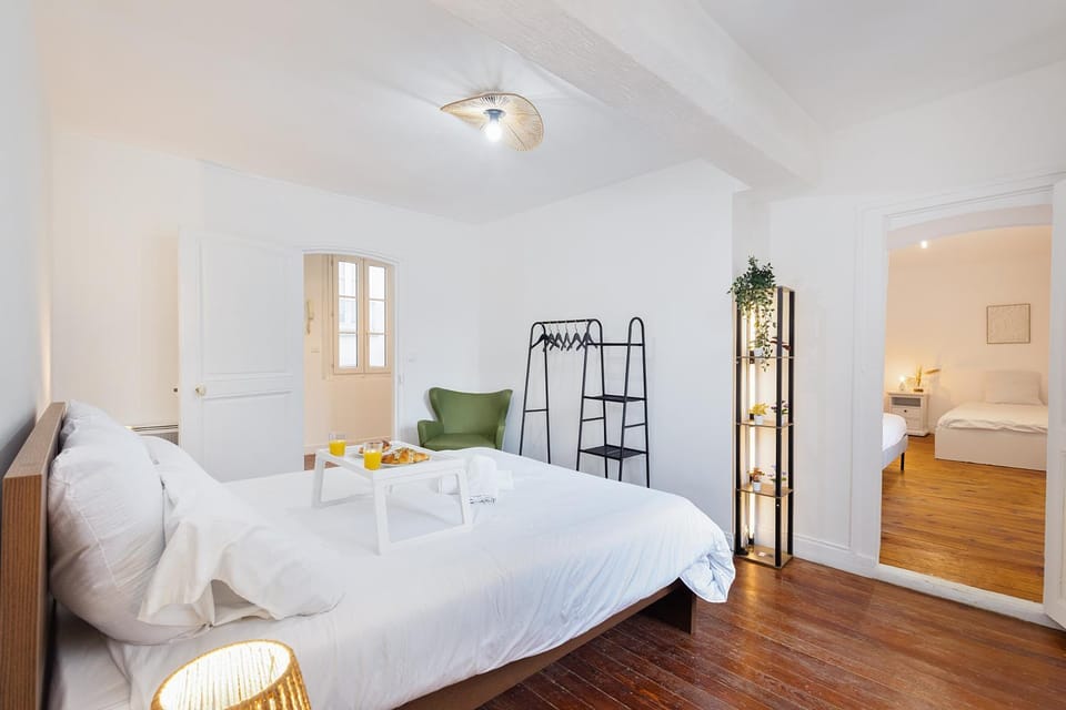 Bed, Photo of the whole room, Bedroom, storage, towels