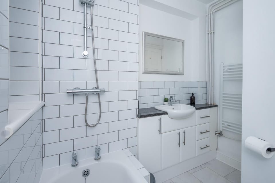 Charming 1BDR Haven with Private Courtyard Apartment in London Borough of Croydon