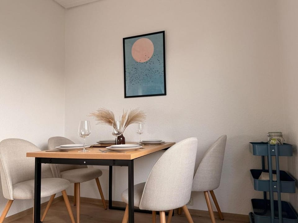 Peaceful & Stylish 2 Bedroom Stay with Garden Apartment in Oldenburg