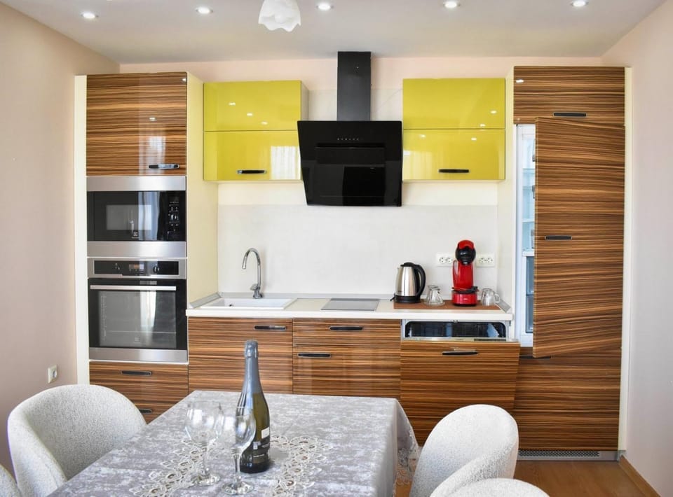 Coffee/tea facilities, Kitchen or kitchenette, Dining area, dishwasher, oven, stove, toaster
