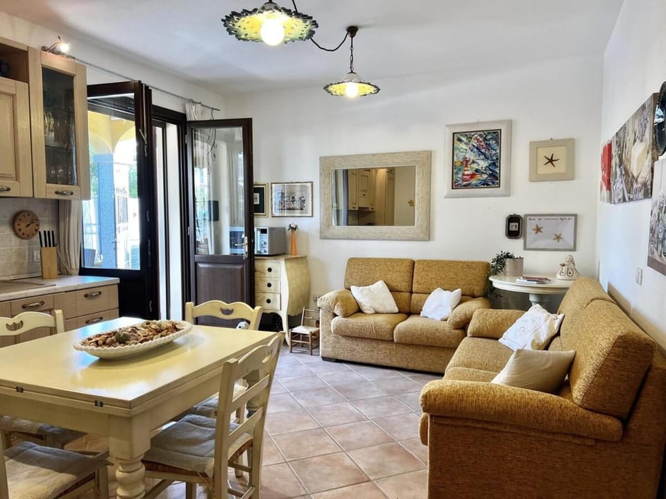 TV and multimedia, Kitchen or kitchenette, Living room, Seating area, Dining area