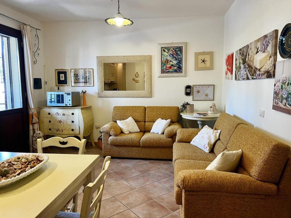 TV and multimedia, Kitchen or kitchenette, Living room, Seating area