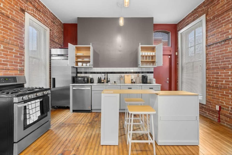 Kitchen or kitchenette, Dining area, oven, stove