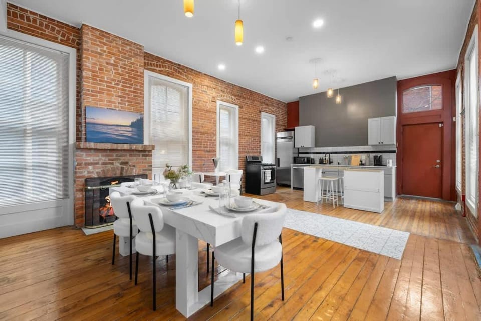 Kitchen or kitchenette, Dining area, stove