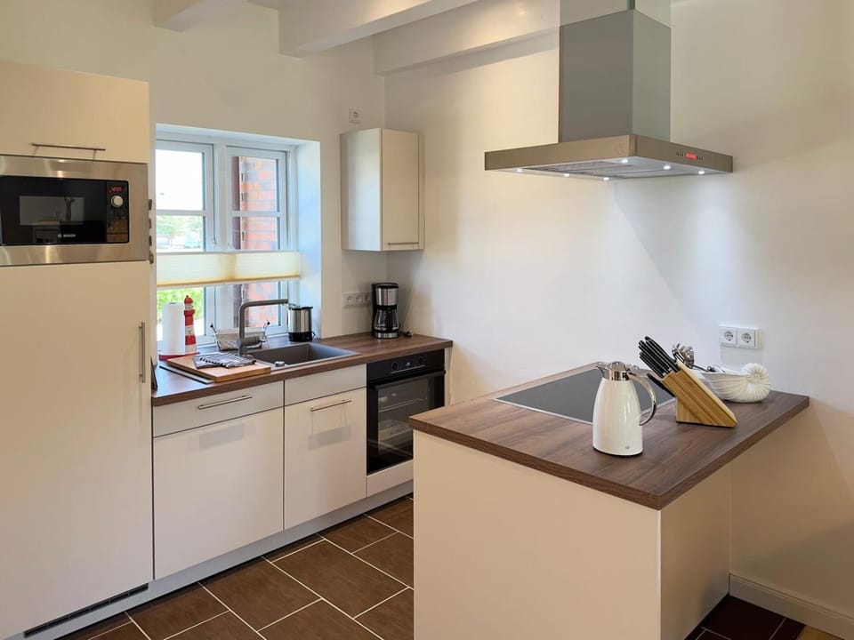 Coffee/tea facilities, Kitchen or kitchenette, dishwasher, stove, toaster