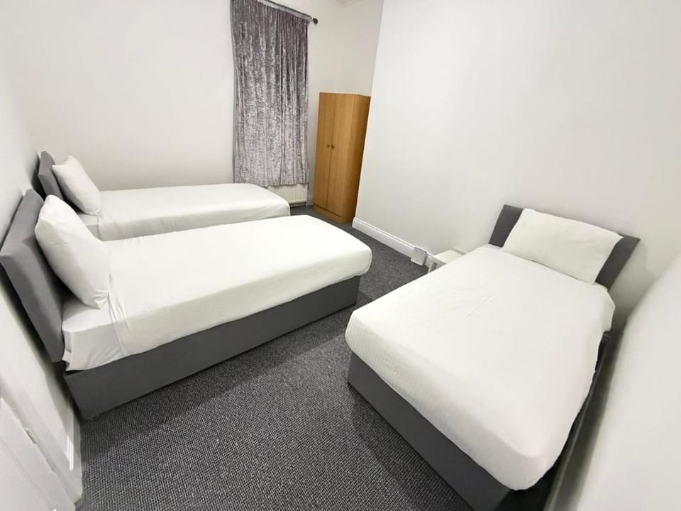 Numero Uno Budget Stays 4BR for Workers & Groups House in Newcastle upon Tyne