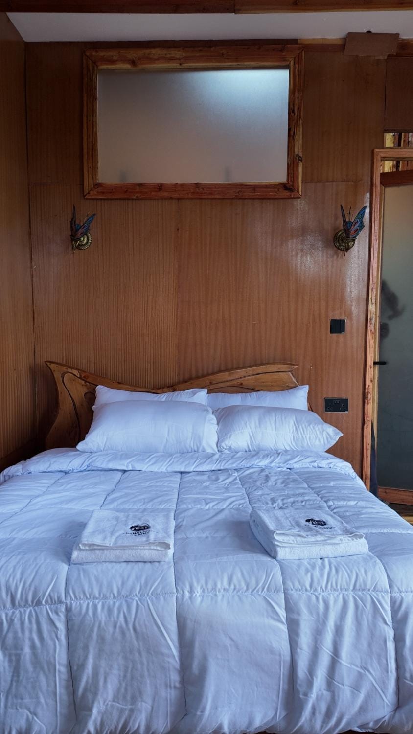 Romantic Forest Cabin, Jacuzzi & Mt Kenya and River Views Cabin in Kenya