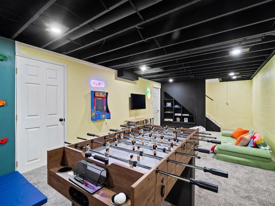 Spacious Avon Lake 4BR Home - Near National Park House in Lake Erie