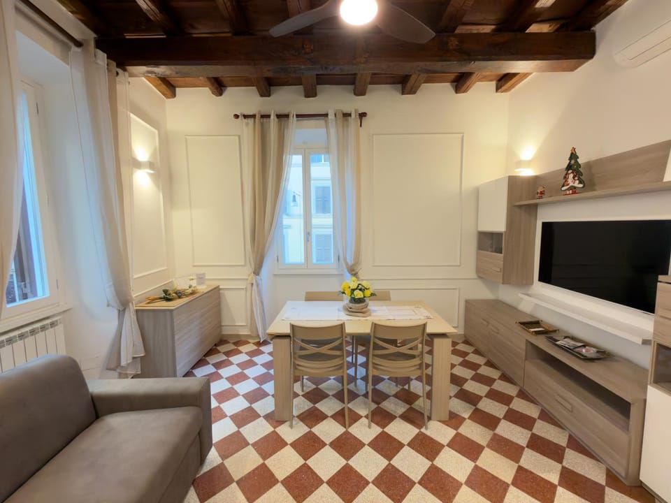 Communal lounge/ TV room, TV and multimedia, Living room, Seating area, Dining area, Evening entertainment