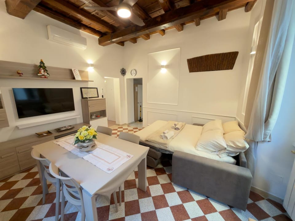 Bed, TV and multimedia, Photo of the whole room, Seating area, Dining area, Bedroom