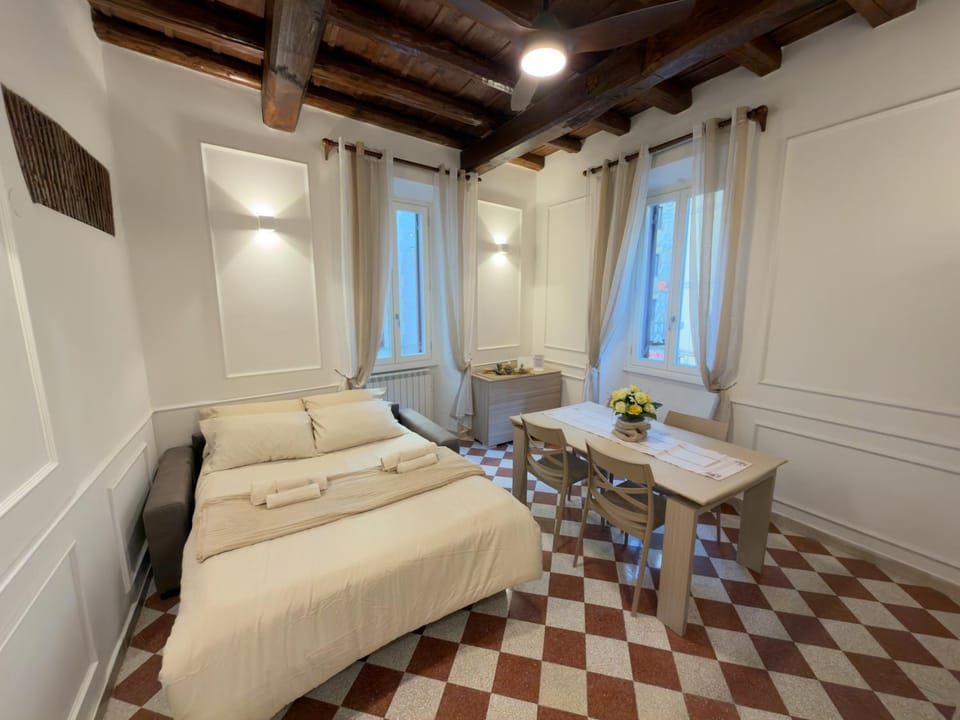 Bed, Living room, Photo of the whole room, Seating area, Dining area, Bedroom