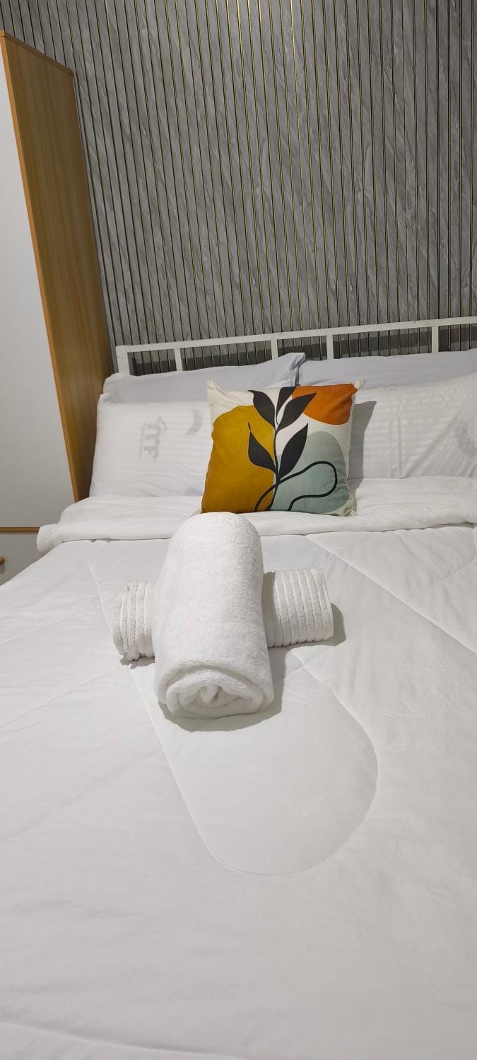 Bed, Bedroom, towels