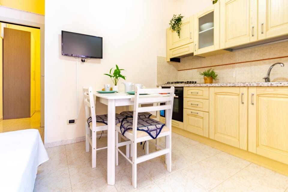 Kitchen or kitchenette, Dining area, stove