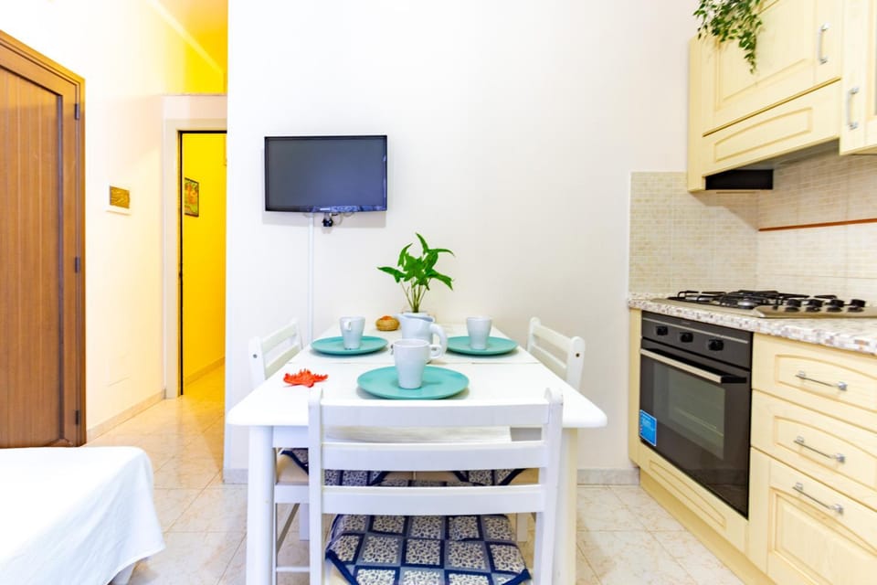 Dining area, oven, stove
