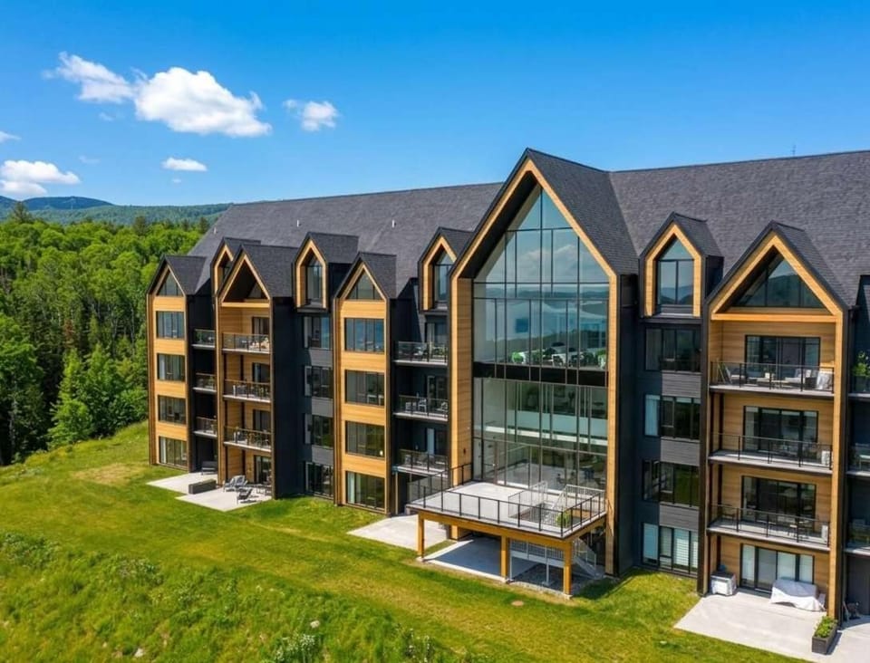 Chic Condo - River View & Comfort with Pool Apartment in Baie-Saint-Paul