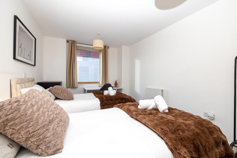 Cosy, modern high rise with views! 2 bedroom Apartment in London
