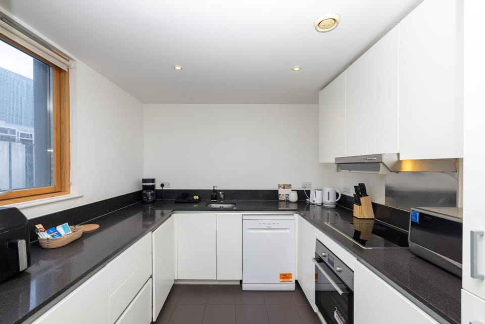 Cosy, modern high rise with views! 2 bedroom Apartment in London