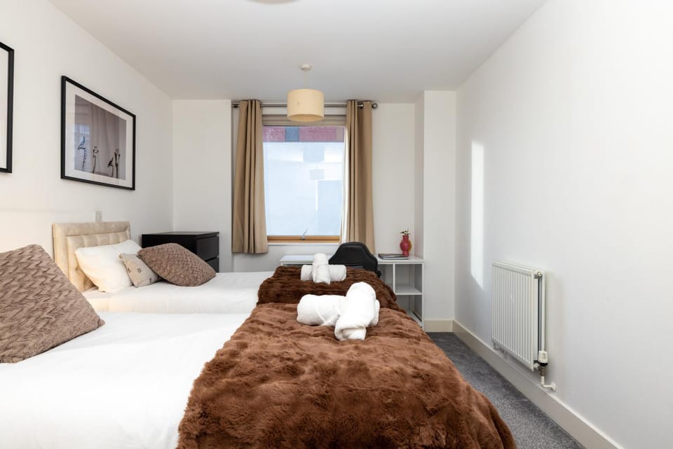 Cosy, modern high rise with views! 2 bedroom Apartment in London
