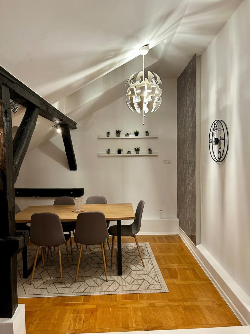 Seating area, Dining area