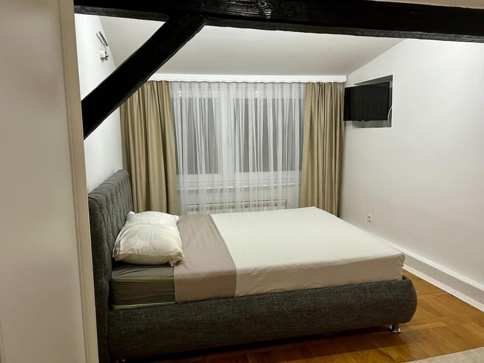 Bed, TV and multimedia, Bedroom, Street view