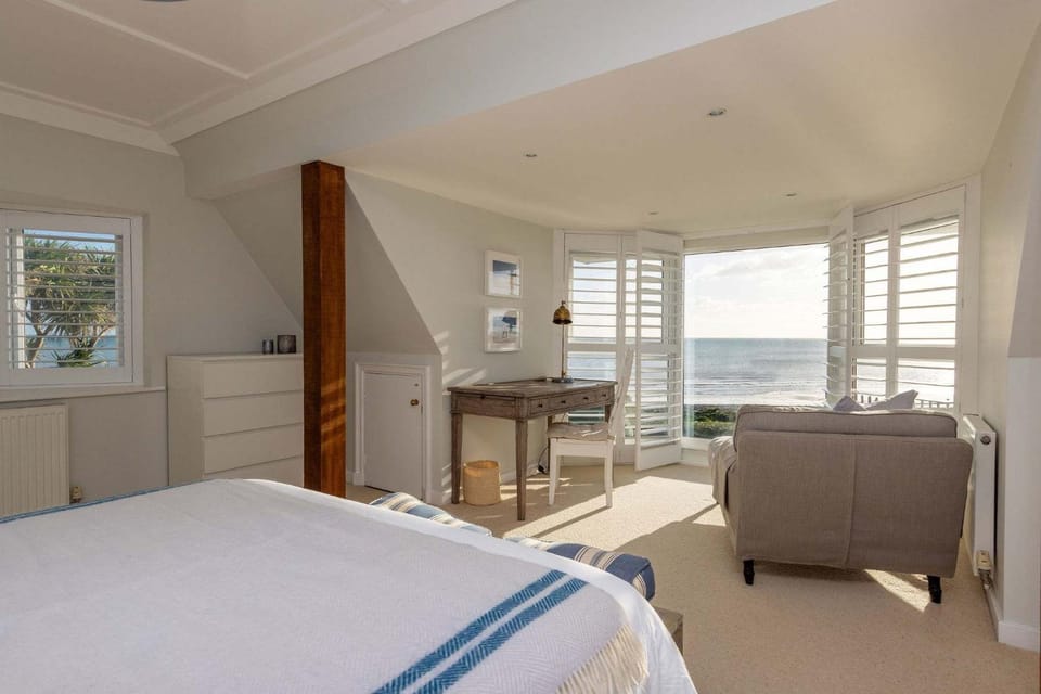 Luxury Beachfront Retreat for 14 with Hot Tub House in Bognor Regis