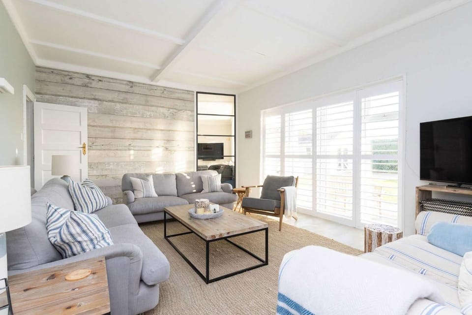 Luxury Beachfront Retreat for 14 with Hot Tub House in Bognor Regis