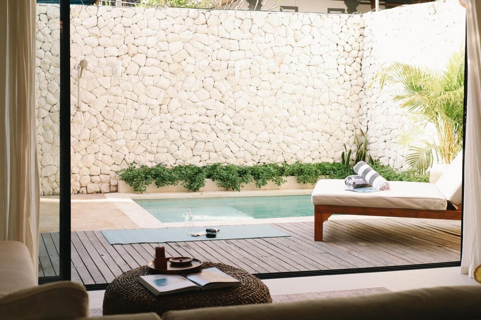Balcony/Terrace, Pool view, Swimming pool, Swimming pool, sunbed, towels