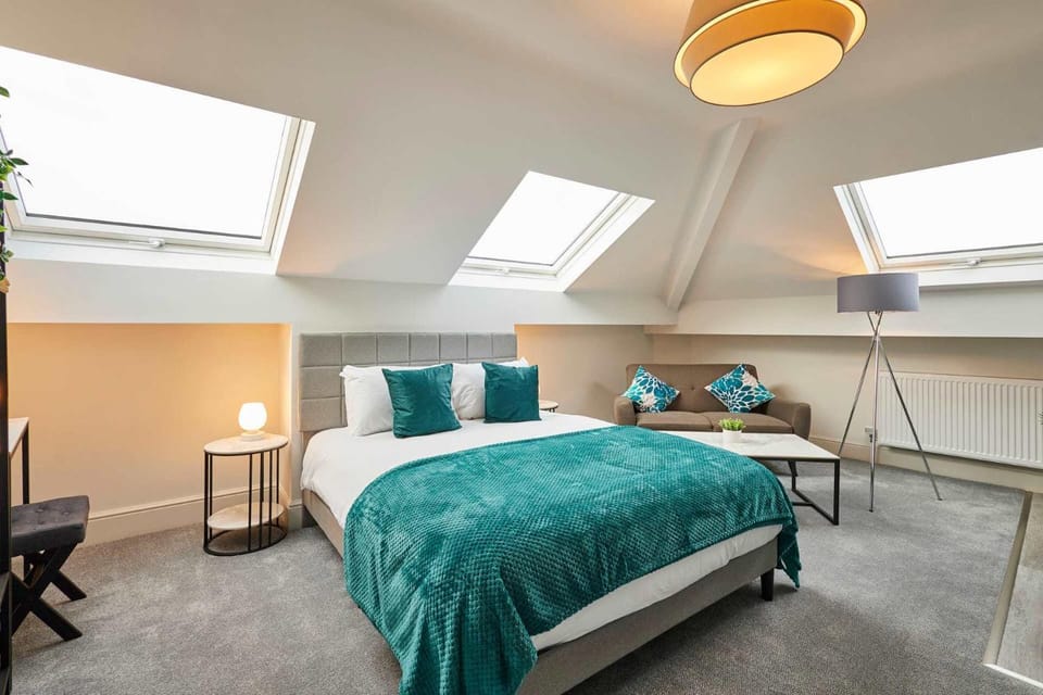 Bed, Seating area, Bedroom