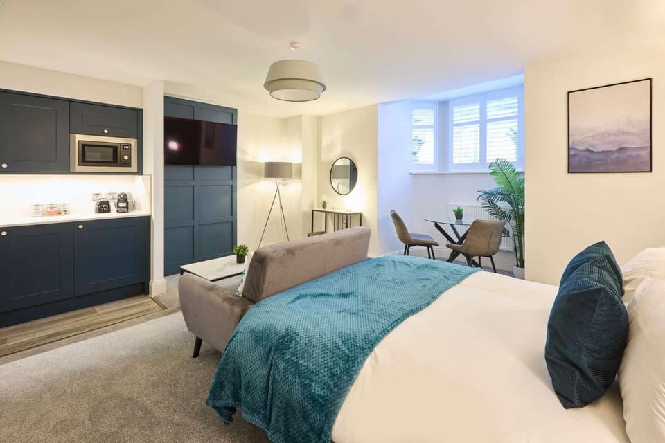 Bed, Kitchen or kitchenette, Seating area, Bedroom