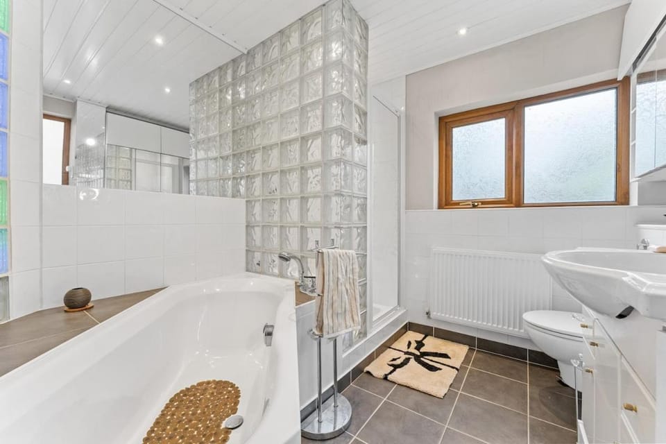The Clyde Residence Sleeps 6 House in Cardiff