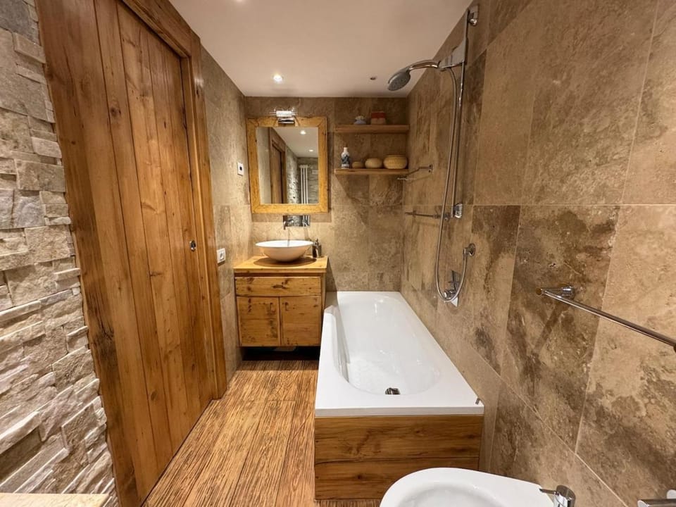 Shower, Toilet, Bathroom, Bath, towels