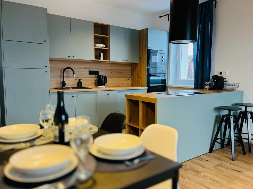 Coffee/tea facilities, Kitchen or kitchenette, Dining area, stove