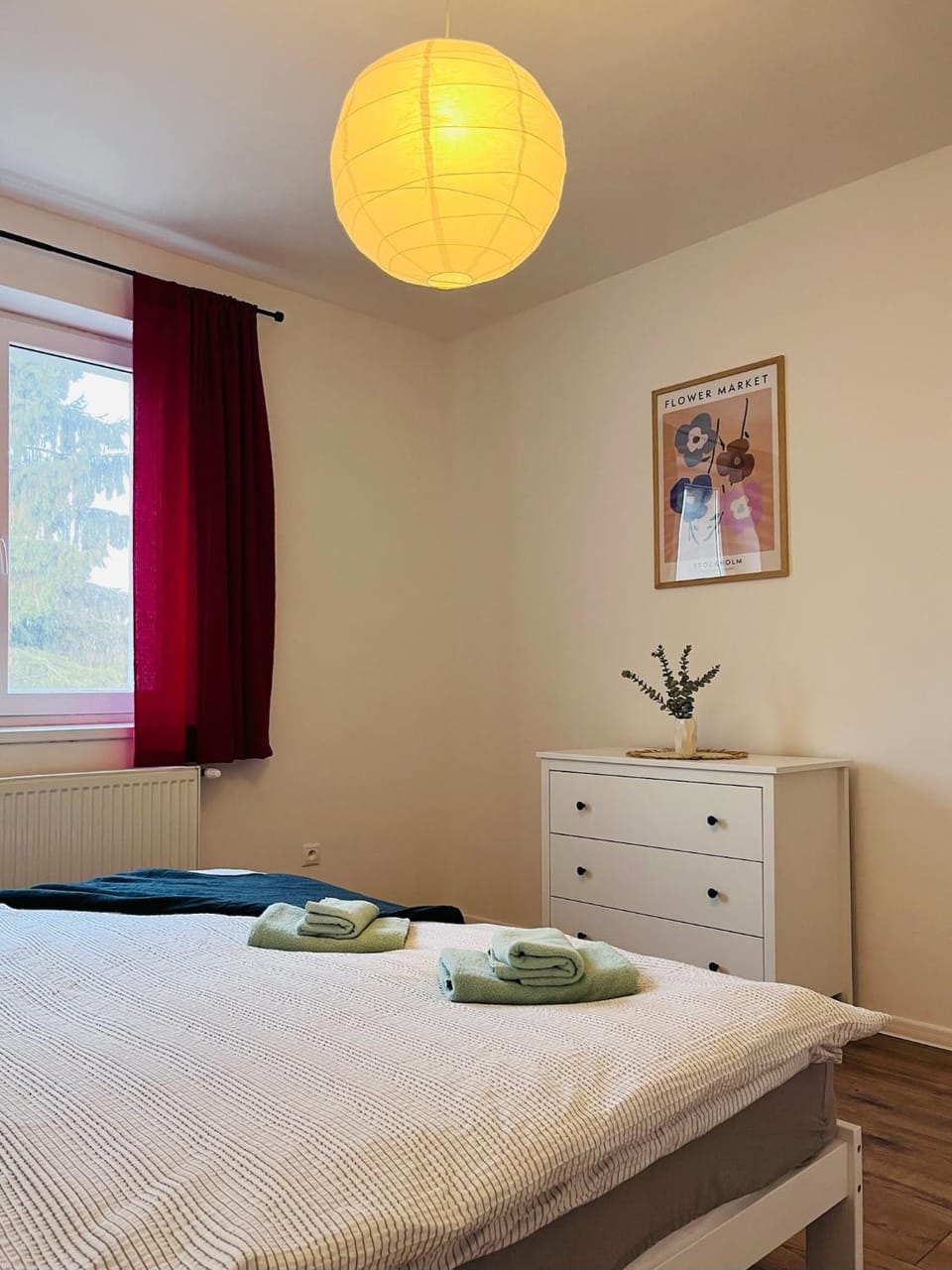 Photo of the whole room, Bedroom