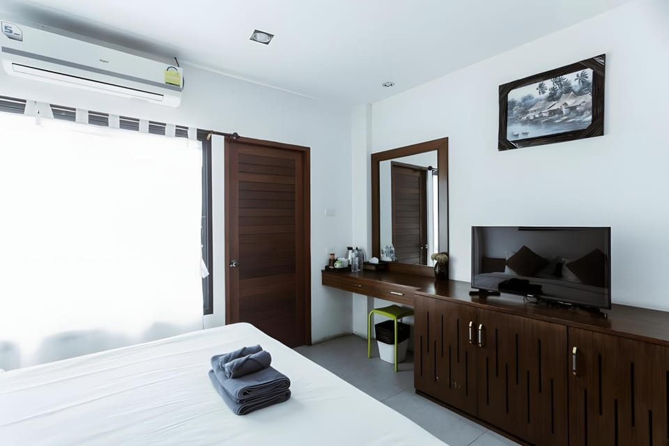 Bed, TV and multimedia, Photo of the whole room, Seating area, Bedroom, towels, wardrobe, air conditioner