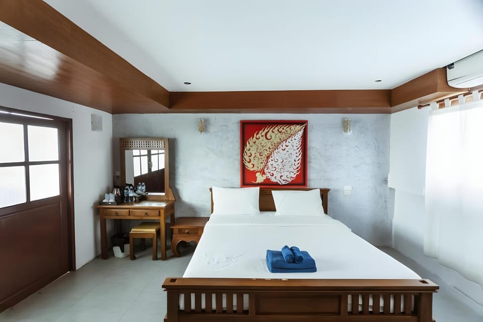 Bed, Photo of the whole room, Dining area, Bedroom