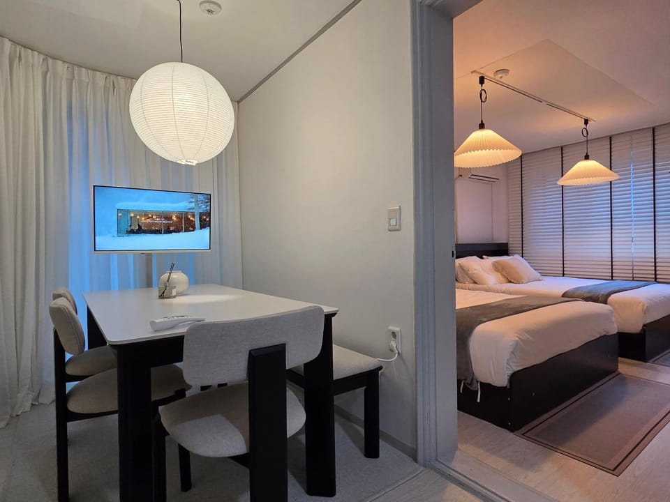 Bed, Photo of the whole room, Dining area, Bedroom