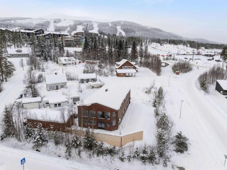 Property building, Day, Bird's eye view, Winter, Mountain view